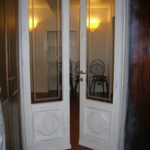 Porta in legno decorata con effetto anticato realizzata da RF Decorazioni