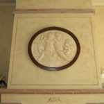 Decorazione murale effetto spatolato con bassorilievo su camino