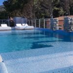 Piscina wellness con lettini immersi realizzata da Poolservice Piscine e Accessori Isola d’Elba
