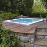 Minipiscina idromassaggio in giardino realizzata da Poolservice Piscine e Accessori Isola d’Elba